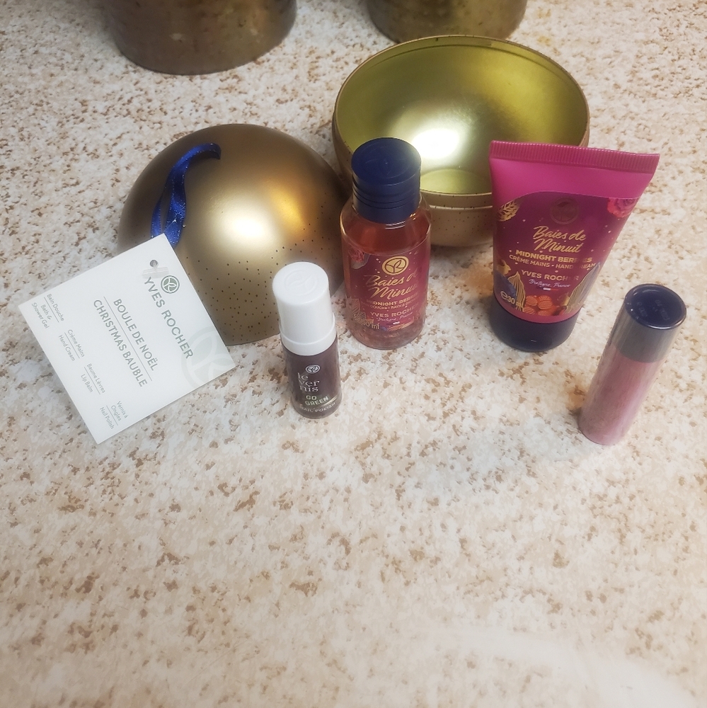YVES ROCHER Midnight Berries Mini Christmas Bauble!